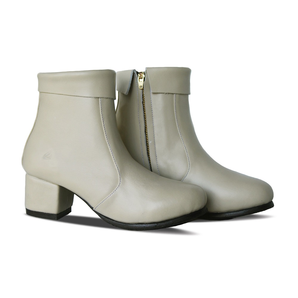 Carla Broken White Women Leather Boots