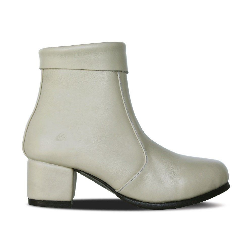 Carla Broken White Women Leather Boots
