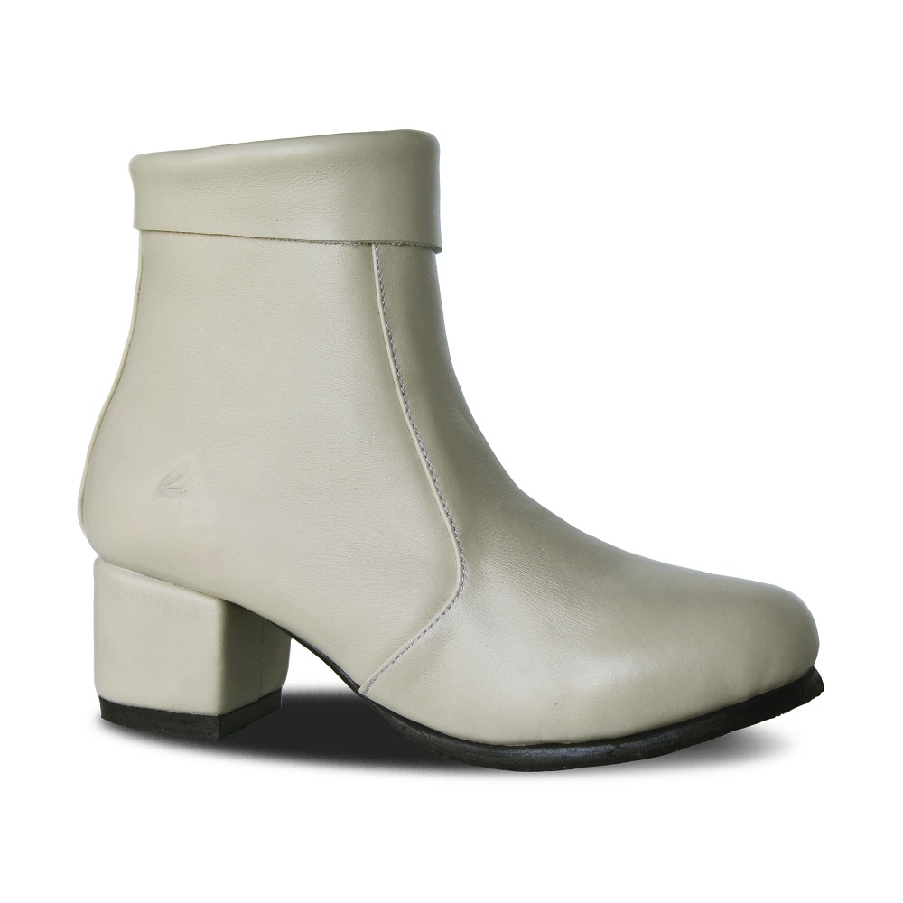 Carla Broken White Women Leather Boots